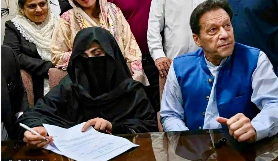 عمران خان و همسرش به ۱۷ سال زندان محکوم شدند