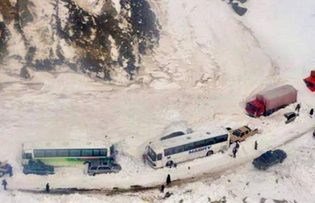 طالبان: برف&zwnj;&zwnj;باری&zwnj;های سنگین شاهراه&zwnj;های مهم افغانستان را مسدود کرده است