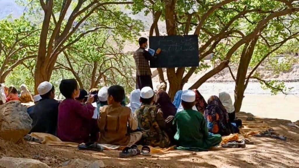 فراخوان به افغانستانی&zwnj;های مقیم خارج؛ هزینه یک معلم را در روستای خود تامین کنید