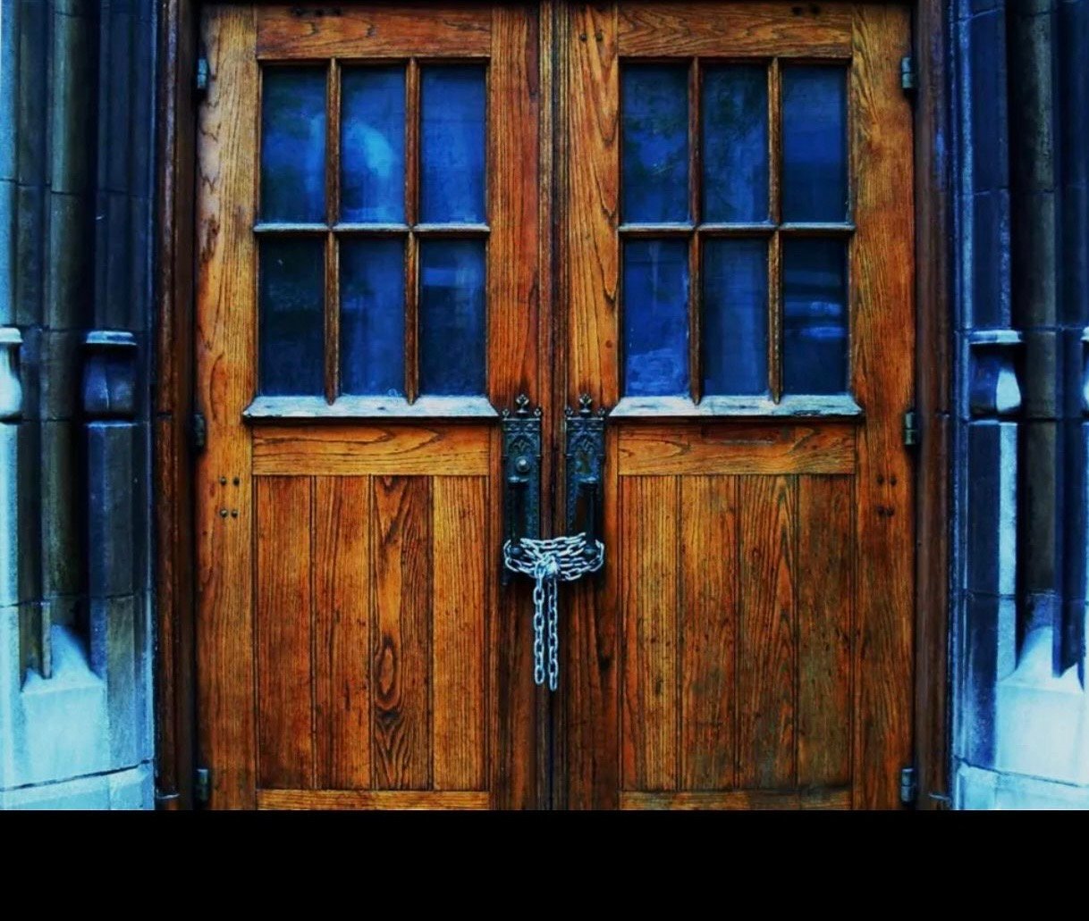 پشت درهای بسته