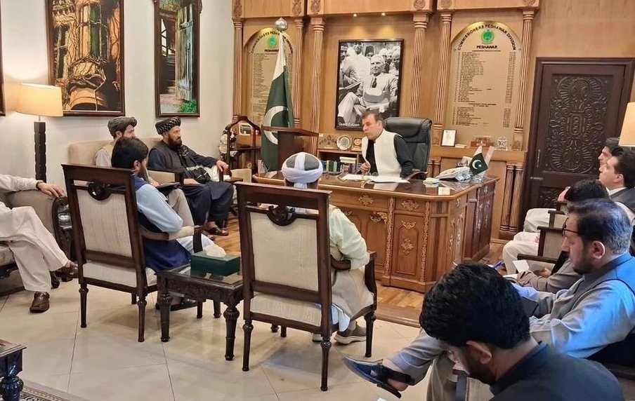 چیدمان تحقیرآمیز در دیدار طالبان و مقام پاکستانی خبرساز شد