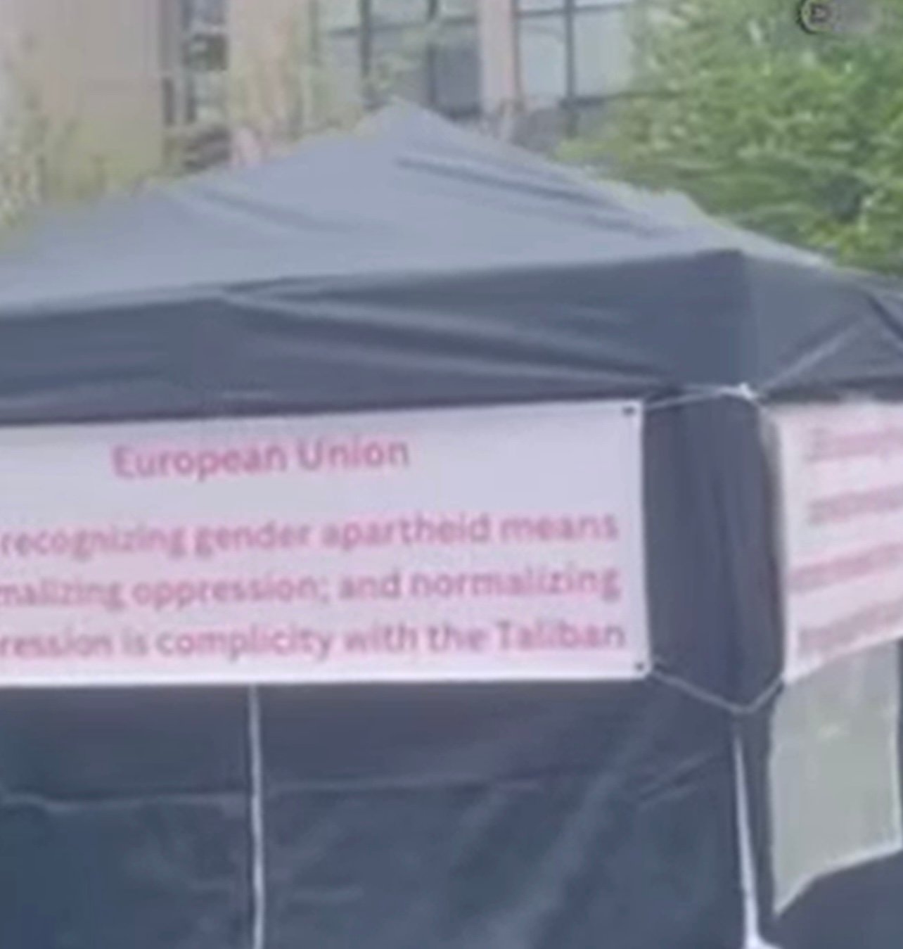 بکتاش سیاووش، خیمه تحصن برای حمایت از حقوق زنان در بروکسل برپا کرد