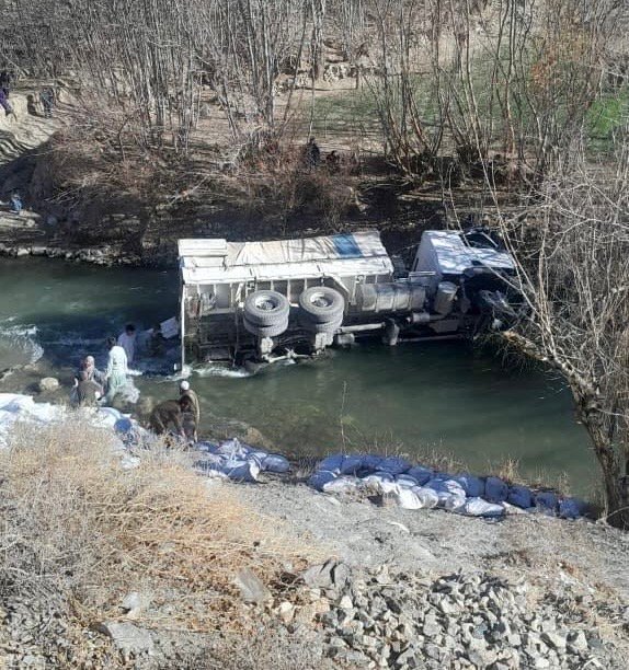 واژگونی موتر حامل مواد غذایی در پروان جان راننده را گرفت