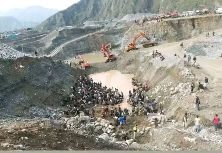 منابع از گیرماندن بیش از۳۰ تن در آب&zwnj;گرفتگی در کارگاه زر&zwnj;شویی بدخشان خبر می&zwnj;دهند