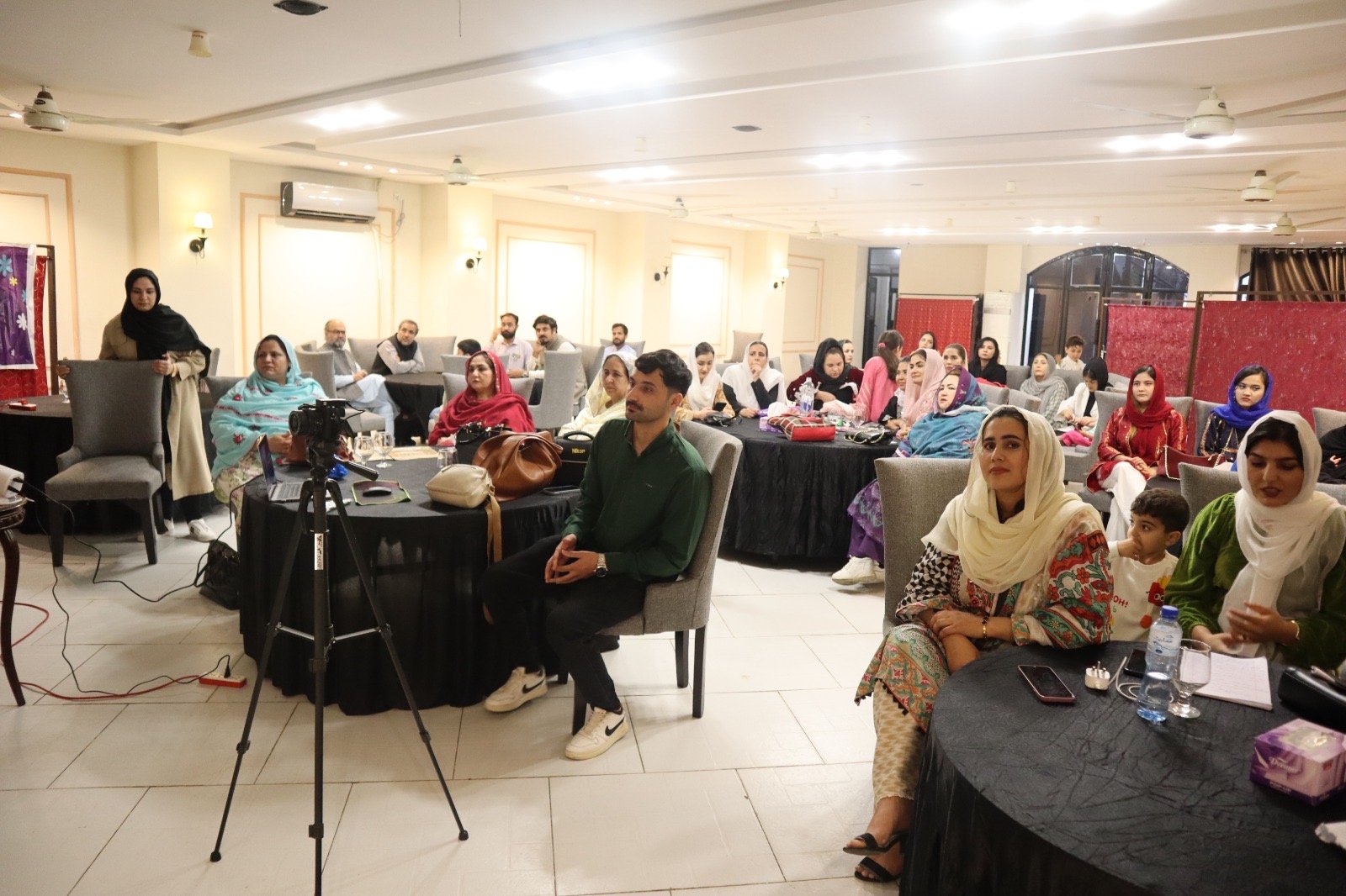 نشست ویژه روز جهانی زن با محوریت مشکلات مهاجران افغانستانی در پاکستان برگزار شد