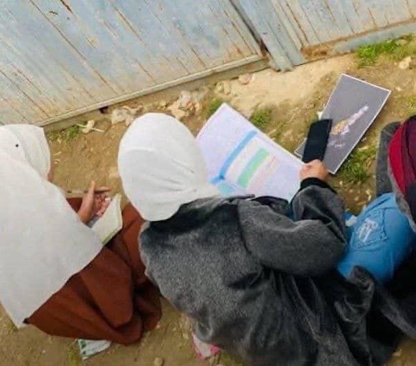 صنف&zwnj;های اعتراضی دختران، پشست دروازه&zwnj;های بسته&zwnj;ی مکاتب