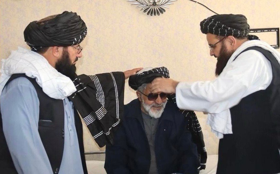 طالبان از حبیب&zwnj;الله رفیع، پژوهشگر زبان پشتو با گذاشتن لنگی استقبال کردند
